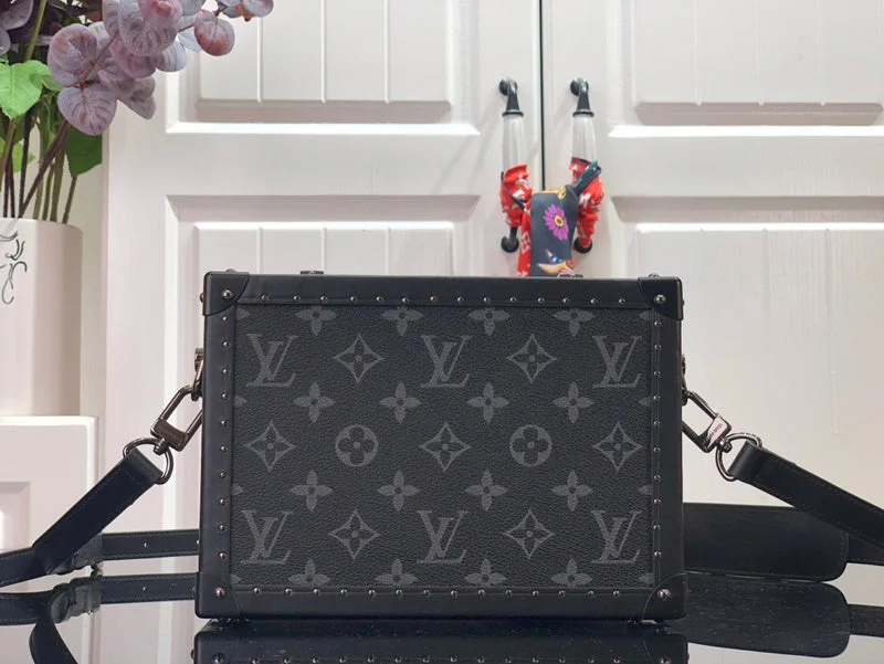 Louis Vuitton bags with a chain - link trim and a leather body for a modern edgeBoldCollect - LOUIS VUITTON BAGS - 1923